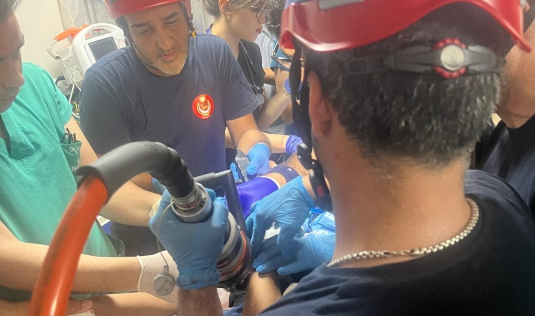  İzmir'in Kemalpaşa ilçesinde ağaçtan düşerek vücuduna demir korkuluk saplanan 12