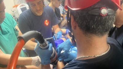  İzmir'in Kemalpaşa ilçesinde ağaçtan düşerek vücuduna demir korkuluk saplanan 12