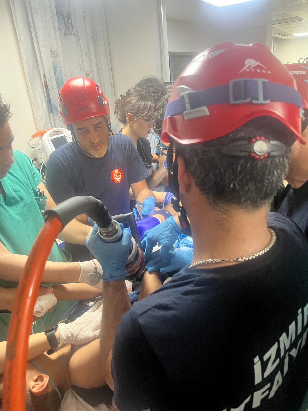 İzmir'in Kemalpaşa ilçesinde ağaçtan düşerek vücuduna demir korkuluk saplanan 12