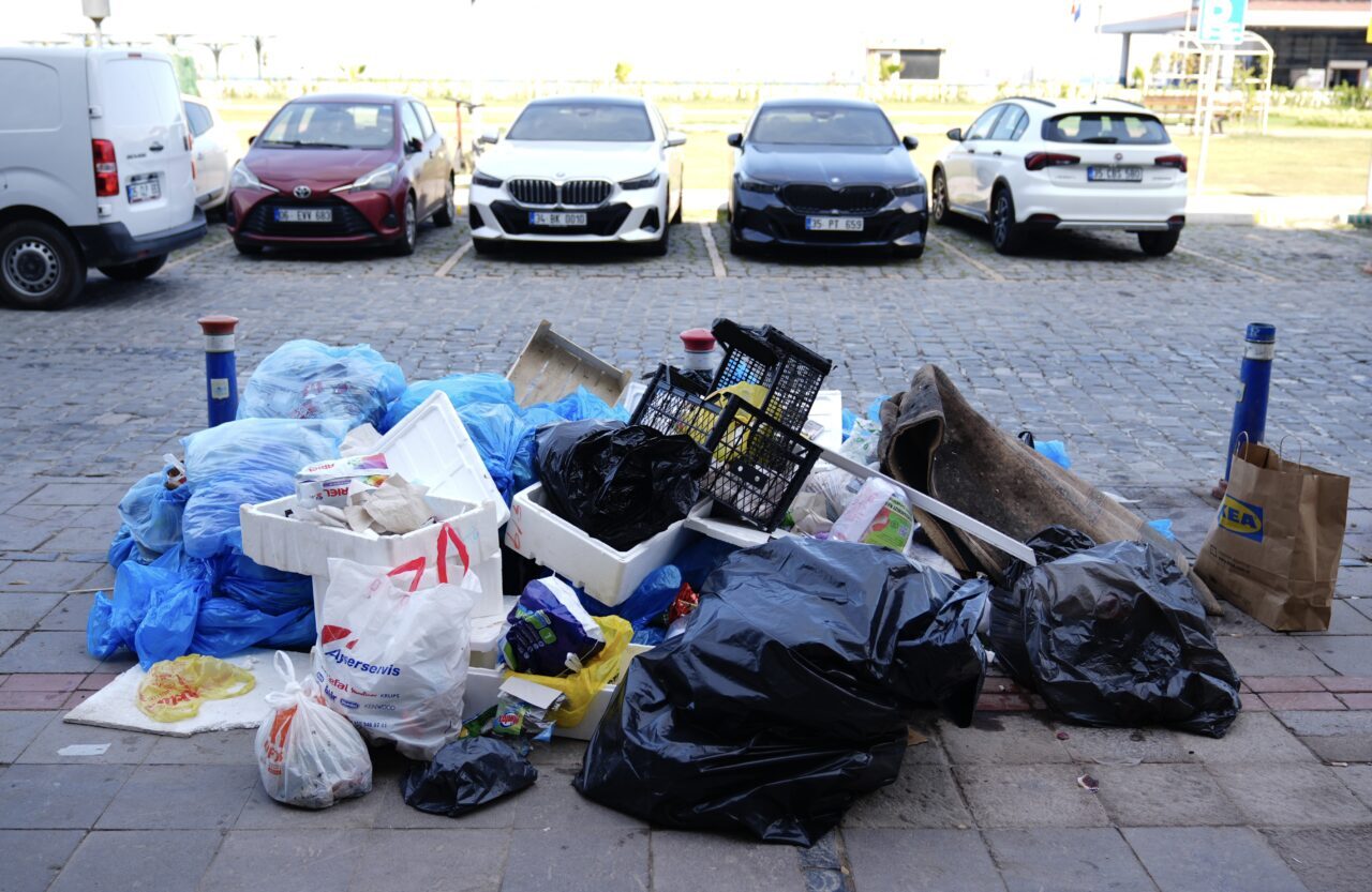 İzmir Büyükşehir Belediyesine bağlı iştiraklerde çalışan yaklaşık 23 bin işçinin,