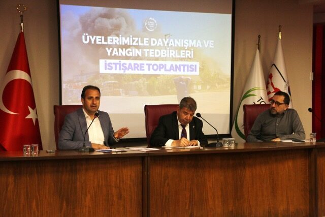 İzmir’in Torbalı ilçesinde çıkan yangında zarar gören sandalye fabrikası, kentteki
