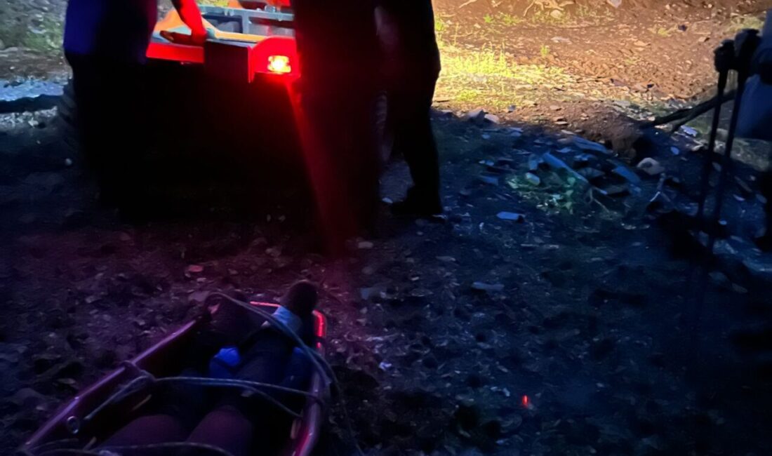  İzmir'in Kemalpaşa ilçesinde yürüyüş sırasında sakatlanan kişi, AFAD ekiplerinin desteğiyle