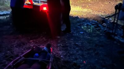  İzmir'in Kemalpaşa ilçesinde yürüyüş sırasında sakatlanan kişi, AFAD ekiplerinin desteğiyle