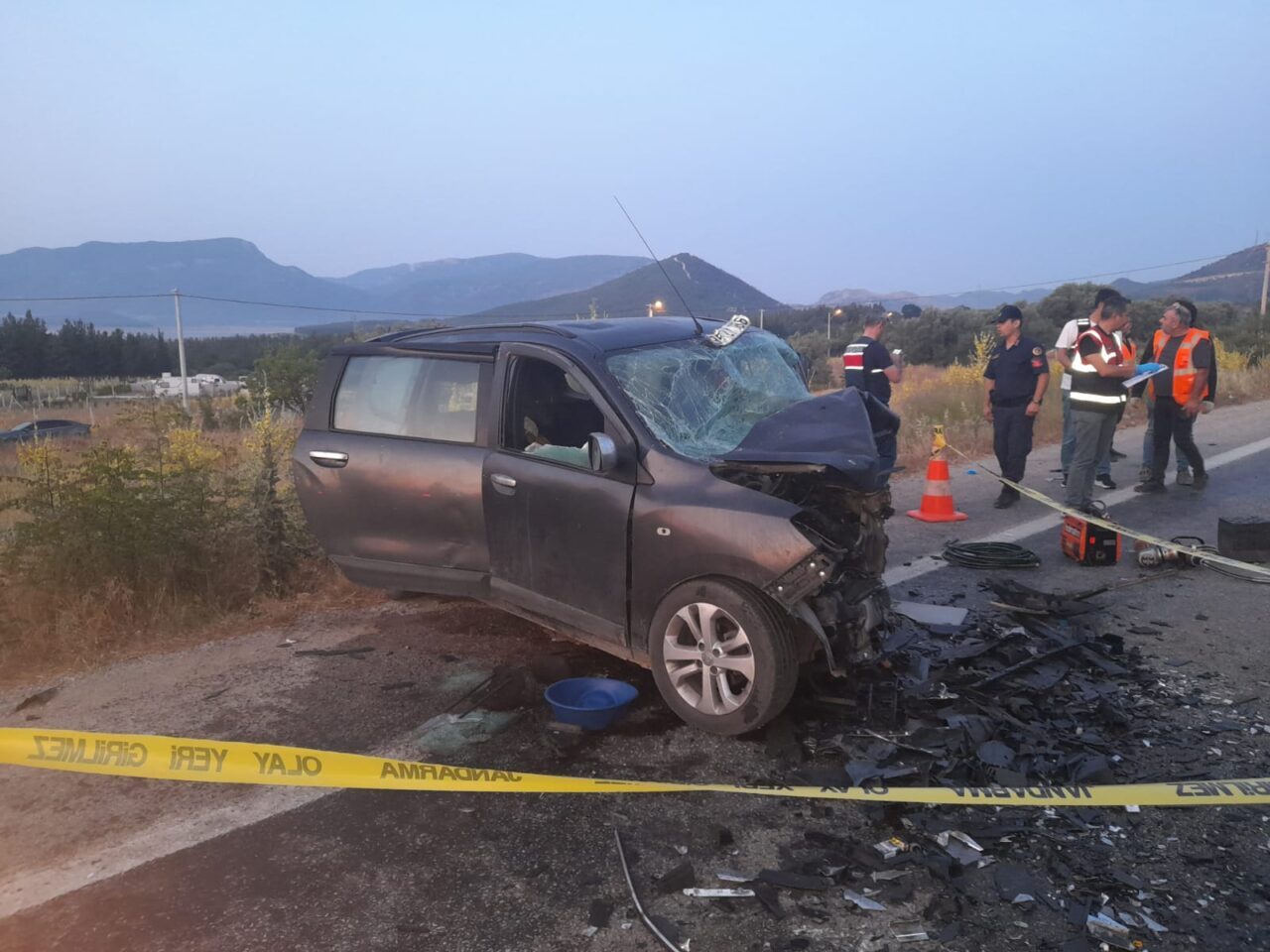 İzmir’in Menderes ilçesinde 3 otomobilin karıştığı zincirleme trafik kazasında 5