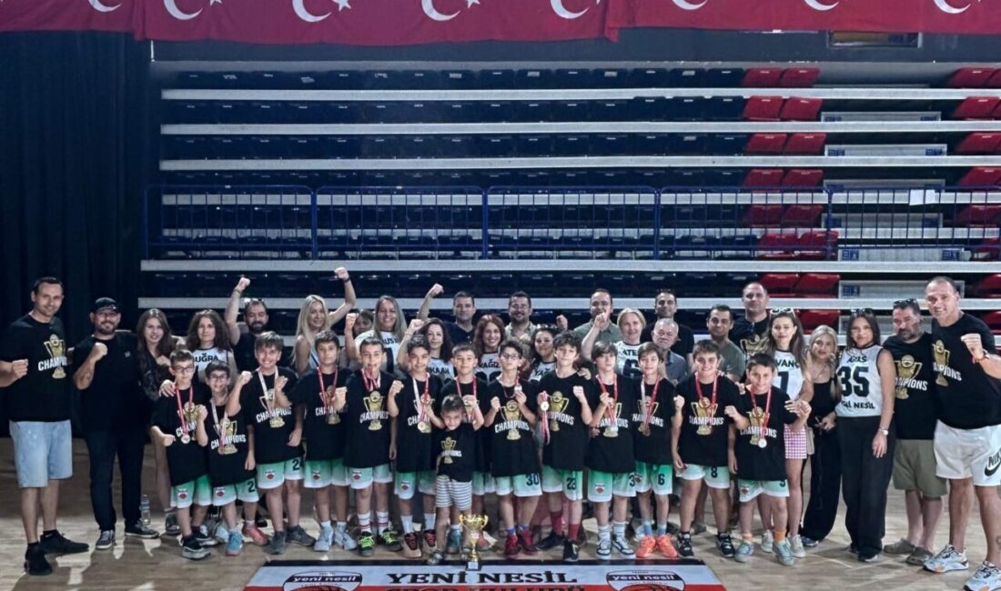  İzmir'de kız ve erkek çocuklarına basketbol eğitimi veren İzmir Yeni