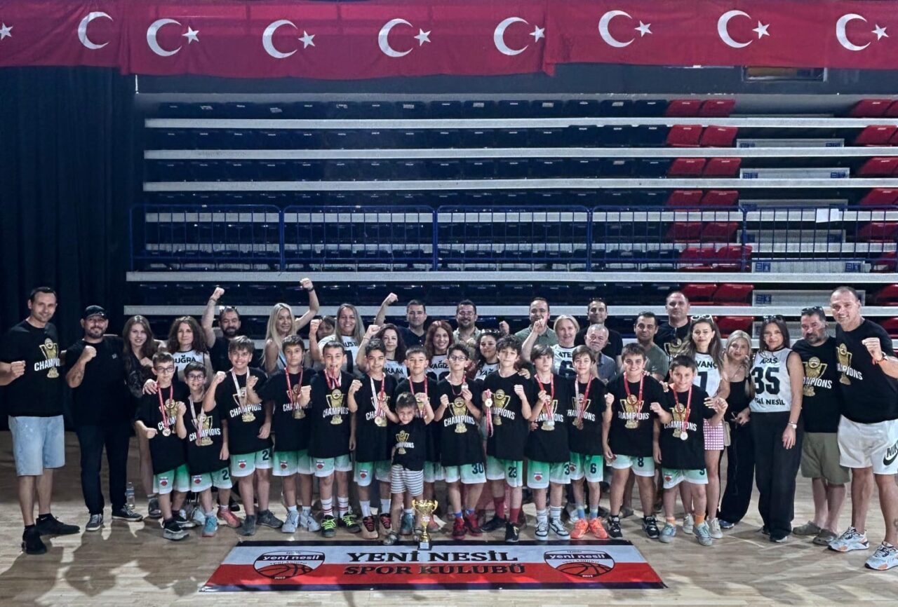  İzmir'de kız ve erkek çocuklarına basketbol eğitimi veren İzmir Yeni