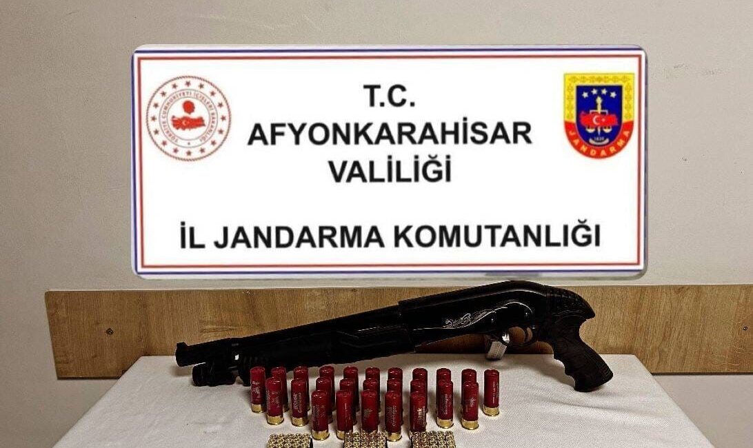 Afyonkarahisar’da devriye gezen jandarma ekipleri şüphe üzerine durdurdukları bir araçta