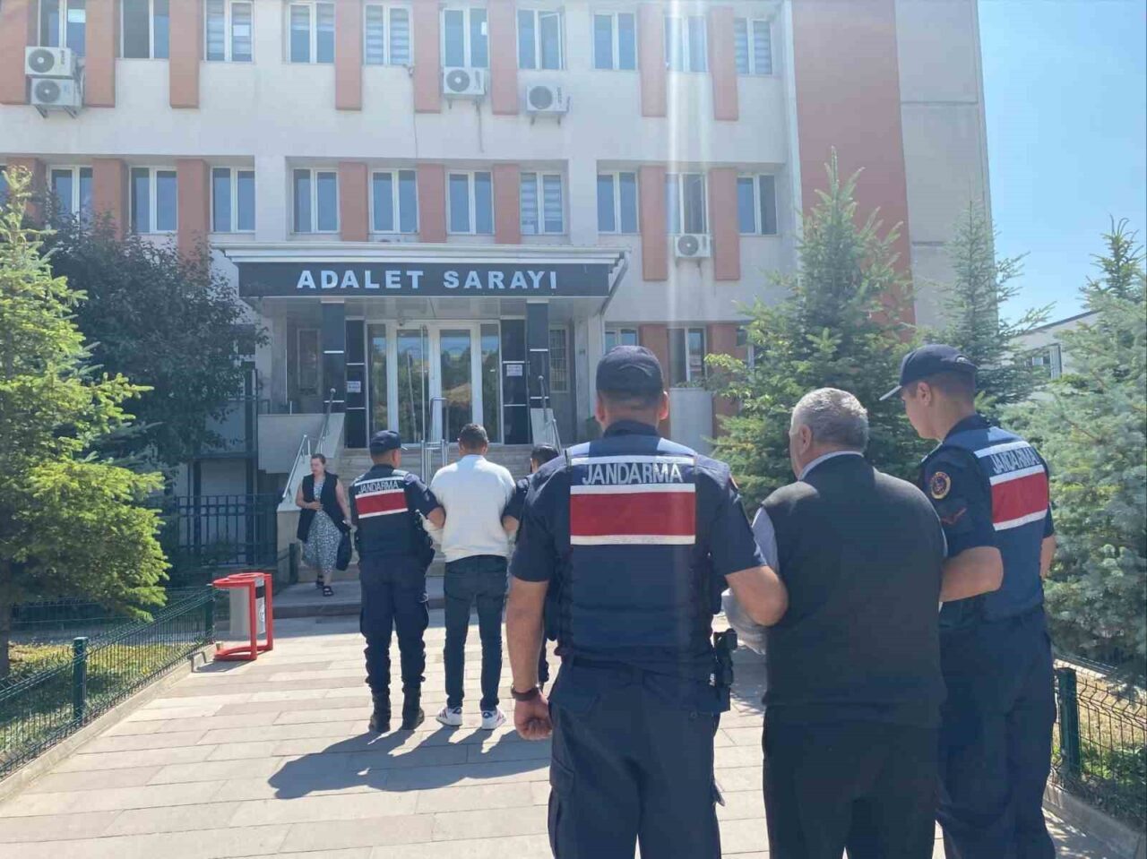 Eskişehir’de jandarma ekiplerinin tefecilere yönelik operasyonu sonucunda, mağdurlardan 1 milyon