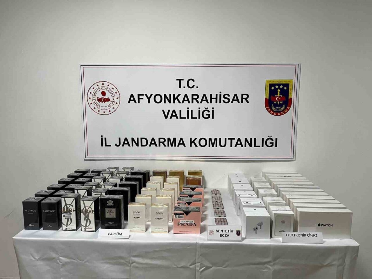 Afyonkarahisar’da kaçak parfüm ve elektronik cihaz satışı yaptığı belirlenen bir