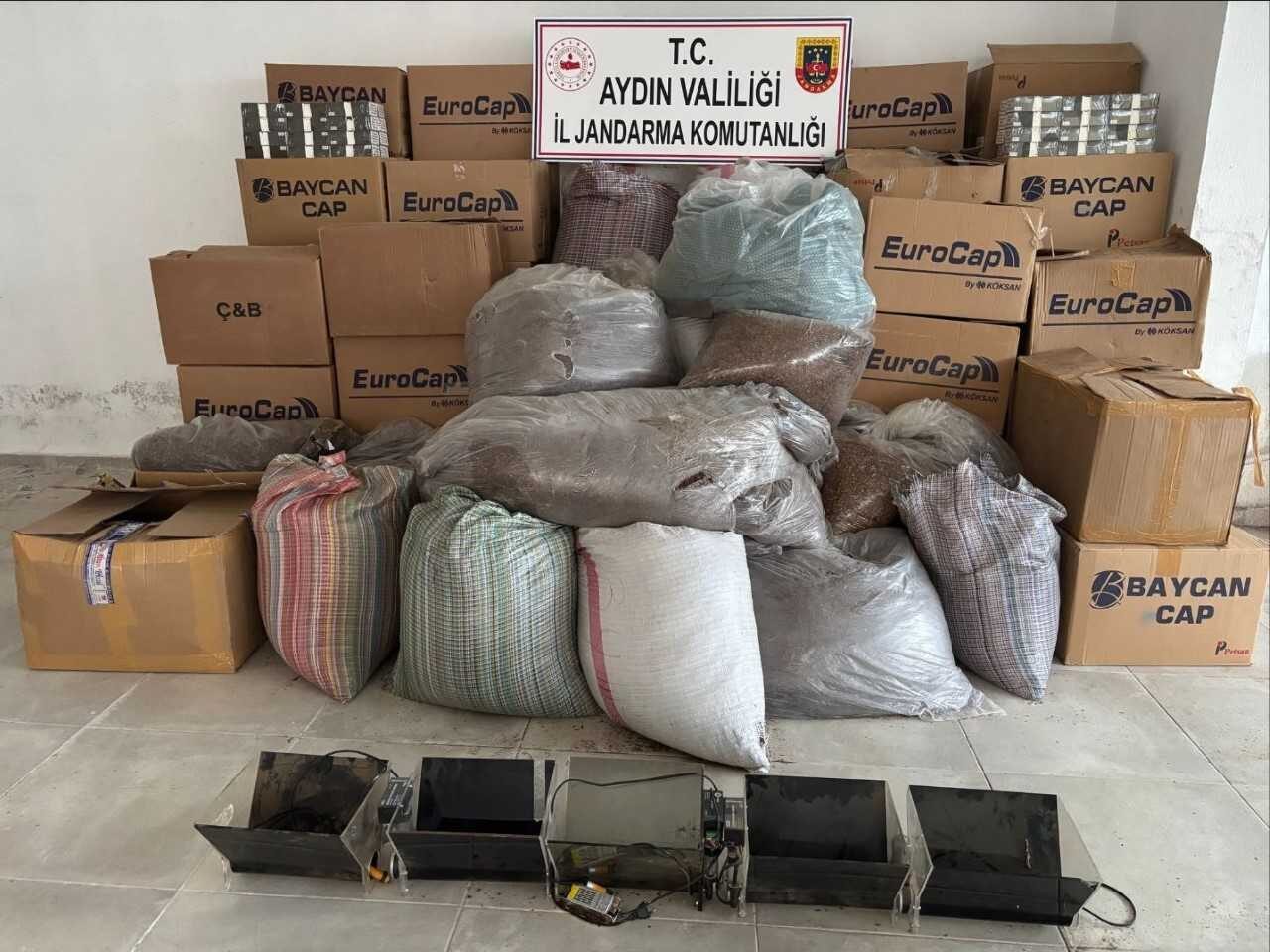 Aydın'ın Kuşadası ilçesinde kaçak sigara operasyonunda 3 şüpheli gözaltına alındı.