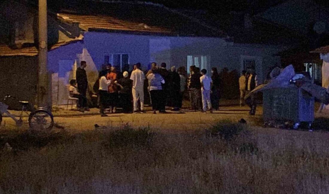 Kalabalık Grup Arasında Çıkan Kavga Mahallede Paniğe Yol Açtı Eskişehir’de 2 aile arasında çıkan ve mahallede büyük paniğe neden