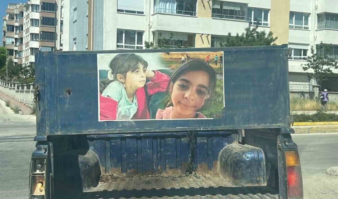 Diyarbakır’da katledilen Narin Güran’ın fotoğrafı, Eskişehir’de bir aracın arkasında görenleri