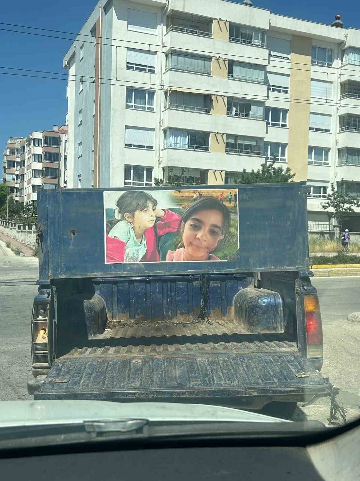 Diyarbakır’da katledilen Narin Güran’ın fotoğrafı, Eskişehir’de bir aracın arkasında görenleri