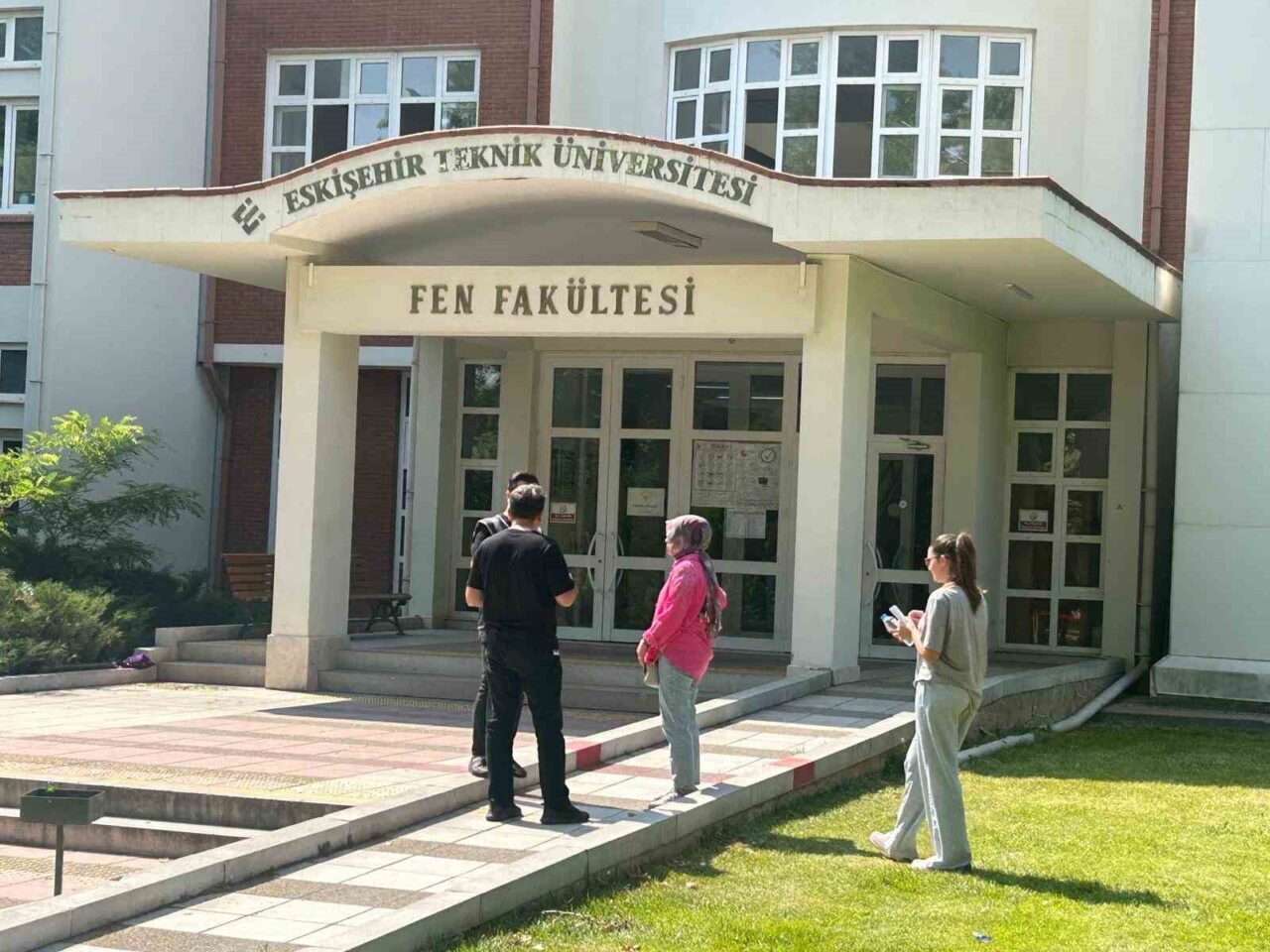 Eskişehir’de Yükseköğretim Kurumları Sınavı’na (YKS) kapılar kapatıldıktan yaklaşık 10 dakika