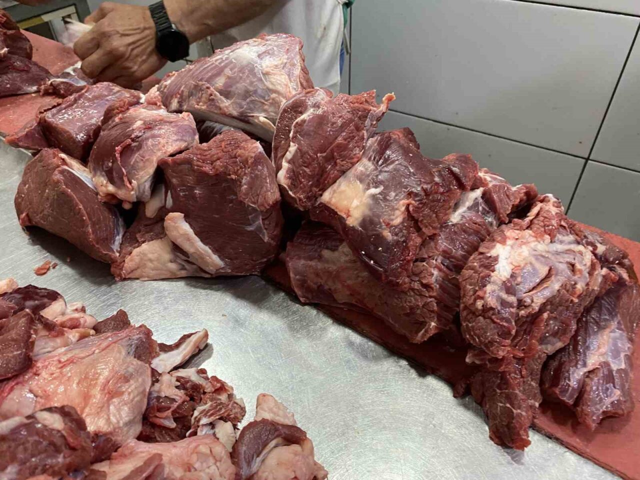 Eskişehir’de kasaplık yapan Kadir Şen, kurban etinin 12 saat dinlenmeden