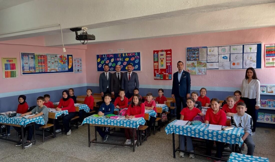 Afyonkarahisar’ Sinanpaşa Kaymakam Emrah Aslan, Düzağaç beldesinde bulunan İstiklal İlkokulu