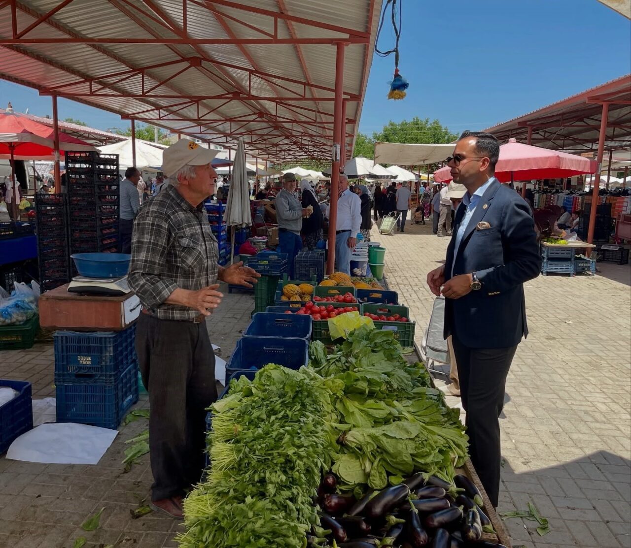 Afyonkarahisar Sinanpaşa Kaymakamı Emrah Aslan, ilçeye kurulan pazar yerini ziyaret
