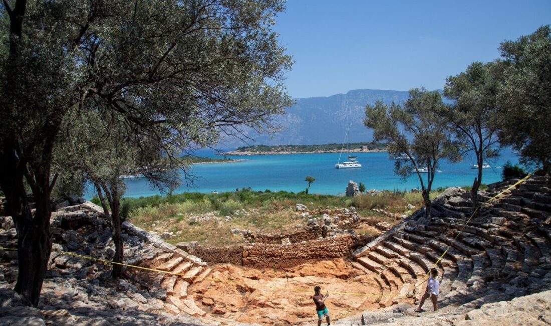 Muğla’nın Marmaris ilçesinin Çamlı Mahallesi’nden teknelerle ulaşım sağlanan Sedir Adası’ndaki