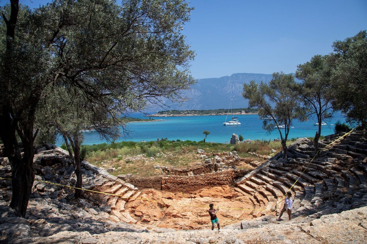 Muğla’nın Marmaris ilçesinin Çamlı Mahallesi’nden teknelerle ulaşım sağlanan Sedir Adası’ndaki