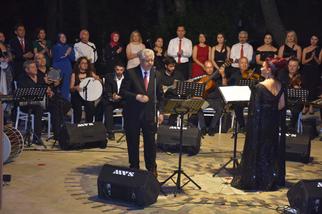 İzmir'in Kemalpaşa ilçesinde görev yapan öğretmenlerden oluşan "Maarif Korosu" konser