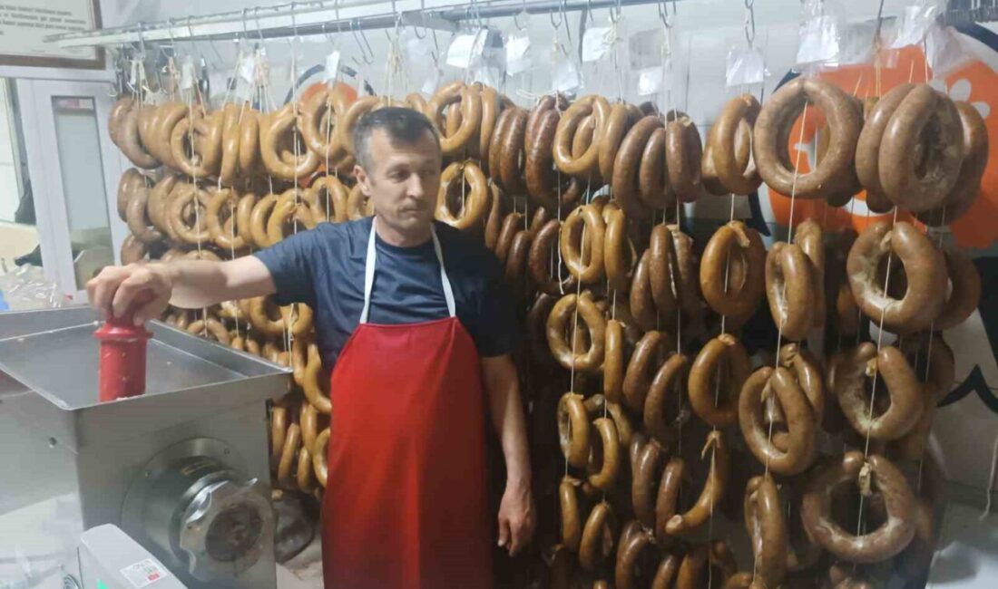 Eskişehir’in Seyitgazi ilçesi Kırka Mahallesi’nde, kasapların Kurban Bayramı mesaisi yoğun