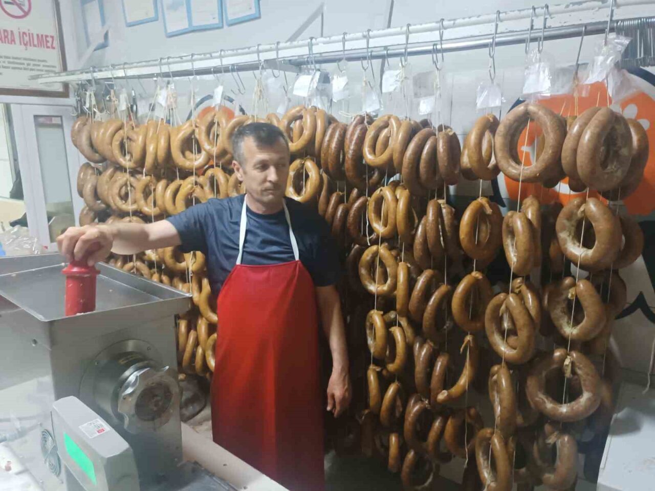 Eskişehir’in Seyitgazi ilçesi Kırka Mahallesi’nde, kasapların Kurban Bayramı mesaisi yoğun