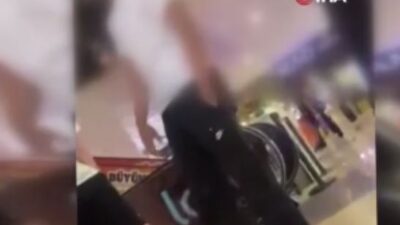 Kocaeli’nin İzmit ilçesinde bulunan bir AVM’de arkadaşlarıyla gezen genç, bir