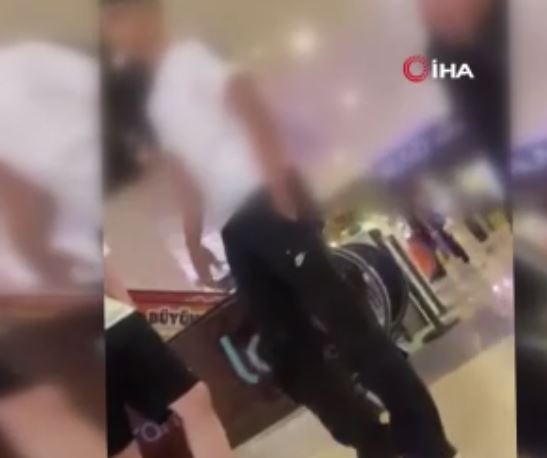 Kocaeli’nin İzmit ilçesinde bulunan bir AVM’de arkadaşlarıyla gezen genç, bir