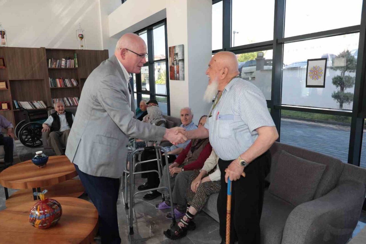 Odunpazarı Belediye Başkanı Kazım Kurt, Kurban Bayramı dolayısıyla Odunpazarı Belediyesi’ne