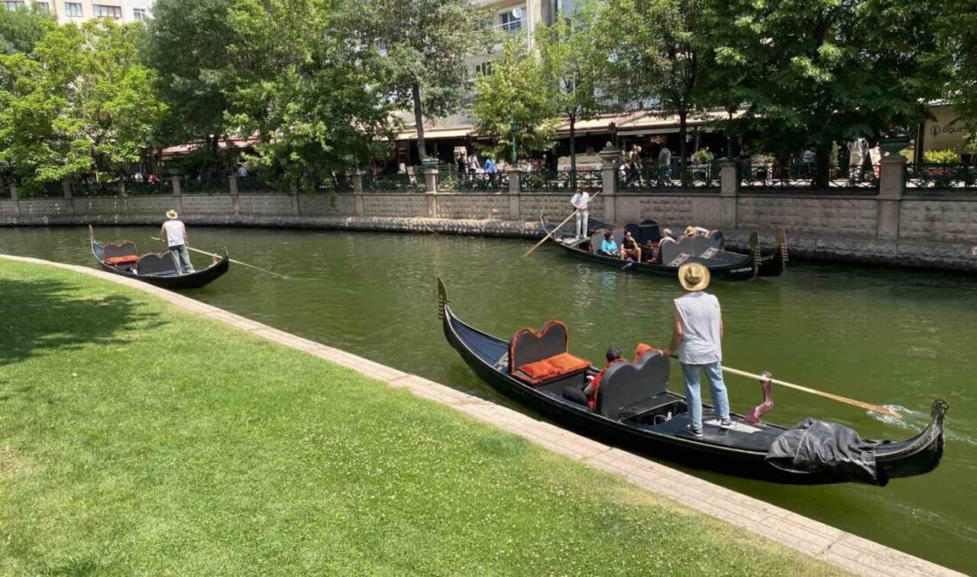 Kurban Bayramı tatilinde Eskişehir’e gelen bazı turistler gondol seferlerine yoğun