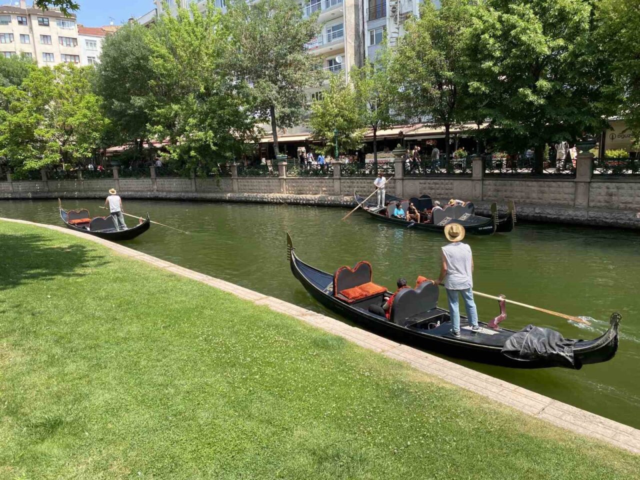 Kurban Bayramı tatilinde Eskişehir’e gelen bazı turistler gondol seferlerine yoğun