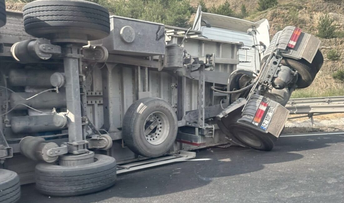 Bilecik’te seyir halinde kontrolden çıkan tırın dorsesi devrilirken, araç sürücüsü