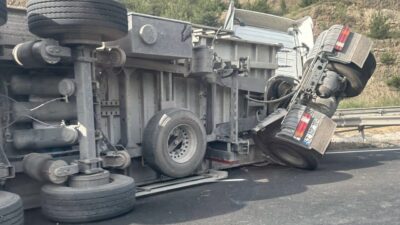 Bilecik’te seyir halinde kontrolden çıkan tırın dorsesi devrilirken, araç sürücüsü