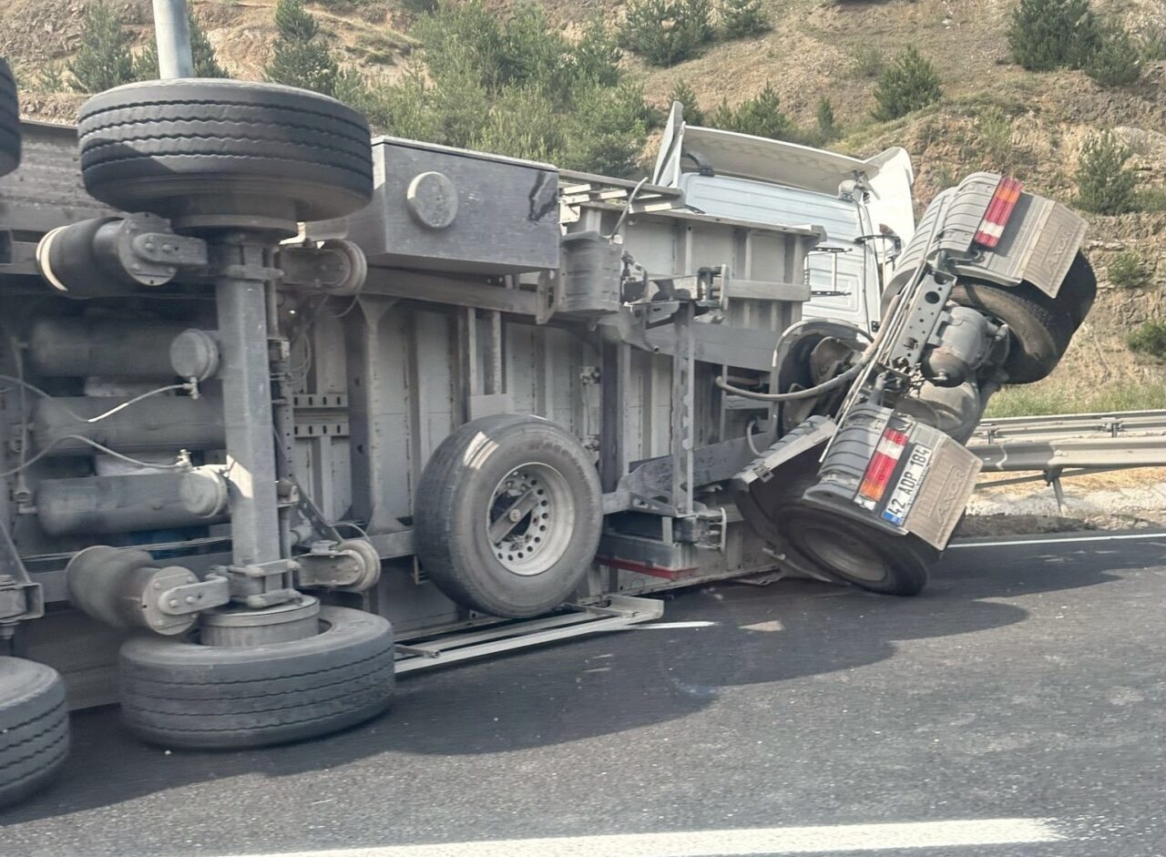 Bilecik’te seyir halinde kontrolden çıkan tırın dorsesi devrilirken, araç sürücüsü