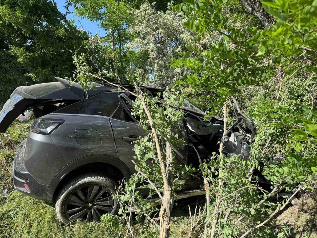Afyonkarahisar’ın Emirdağ ilçesinde meydana gelen trafik kazasında biri çocuk olmak