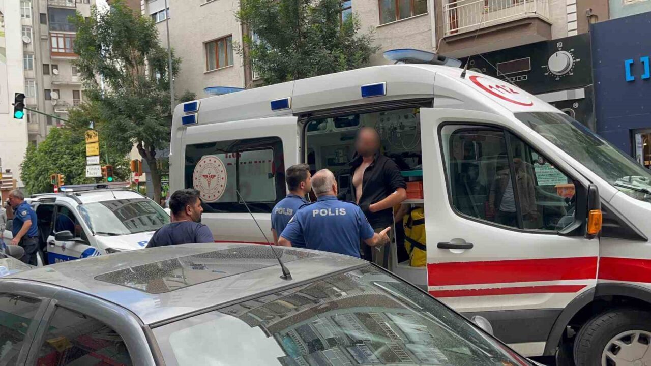 Eskişehir’de sürücüsünün direksiyon hakimiyetini kaybettiği otomobil park halindeki 2 araca