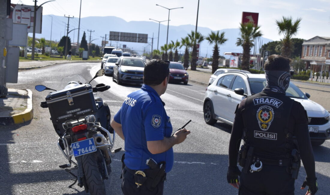 Manisa'nın Turgutlu ilçesinde elektrik direğinden kopan telin yola düşmesi sonucu