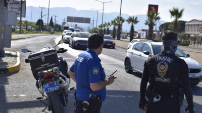 Manisa'nın Turgutlu ilçesinde elektrik direğinden kopan telin yola düşmesi sonucu