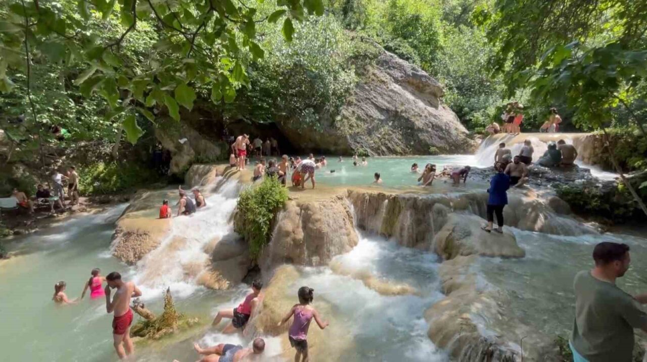 Eskişehir’de bulunan Gürleyik Şelalesi Kurban Bayramı nedeniyle çevre illerden adeta