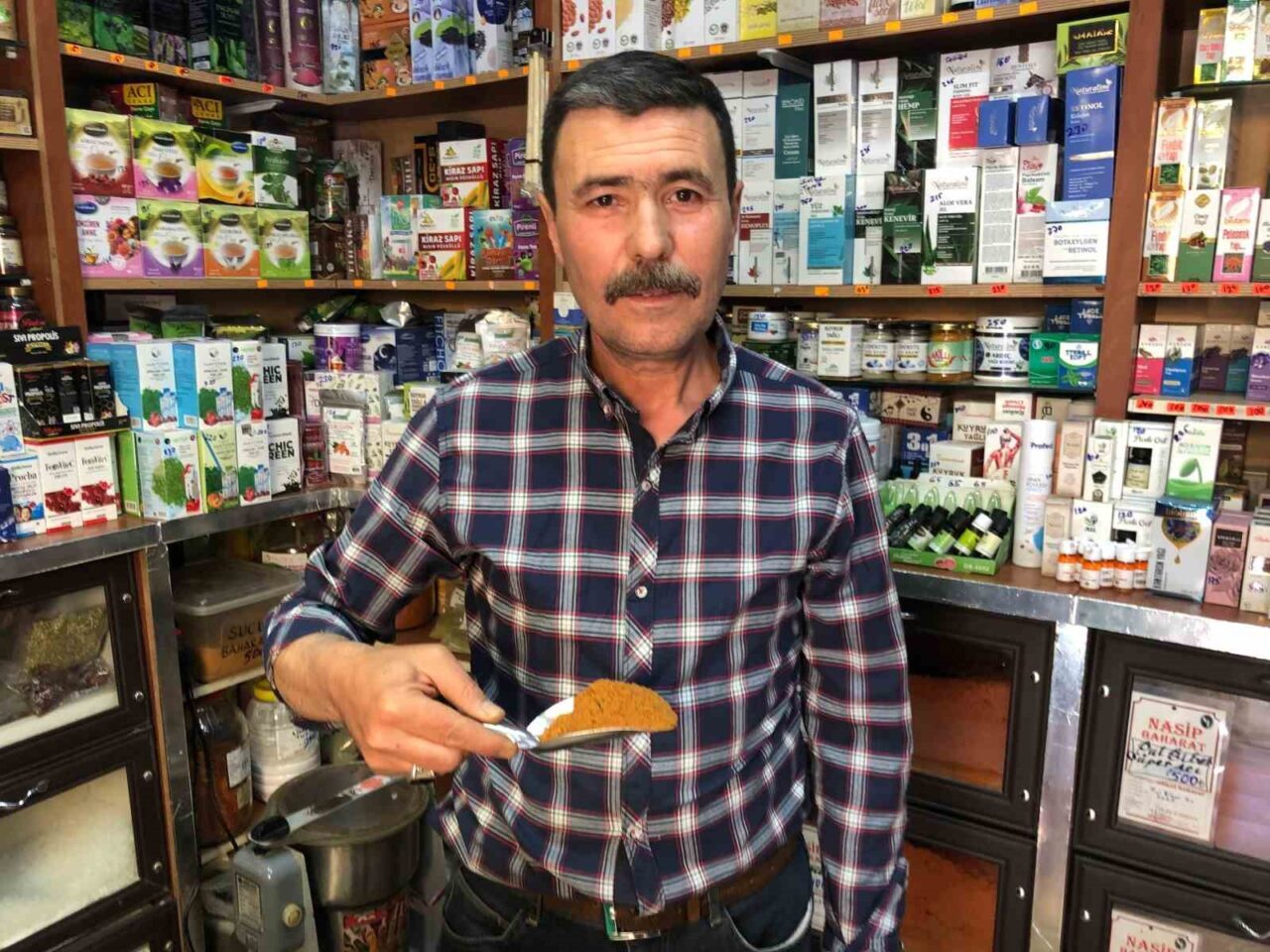 Eskişehir’de Kurban Bayramı’na sayılı günler kala esnaf, evinde sucuk dolduracaklara