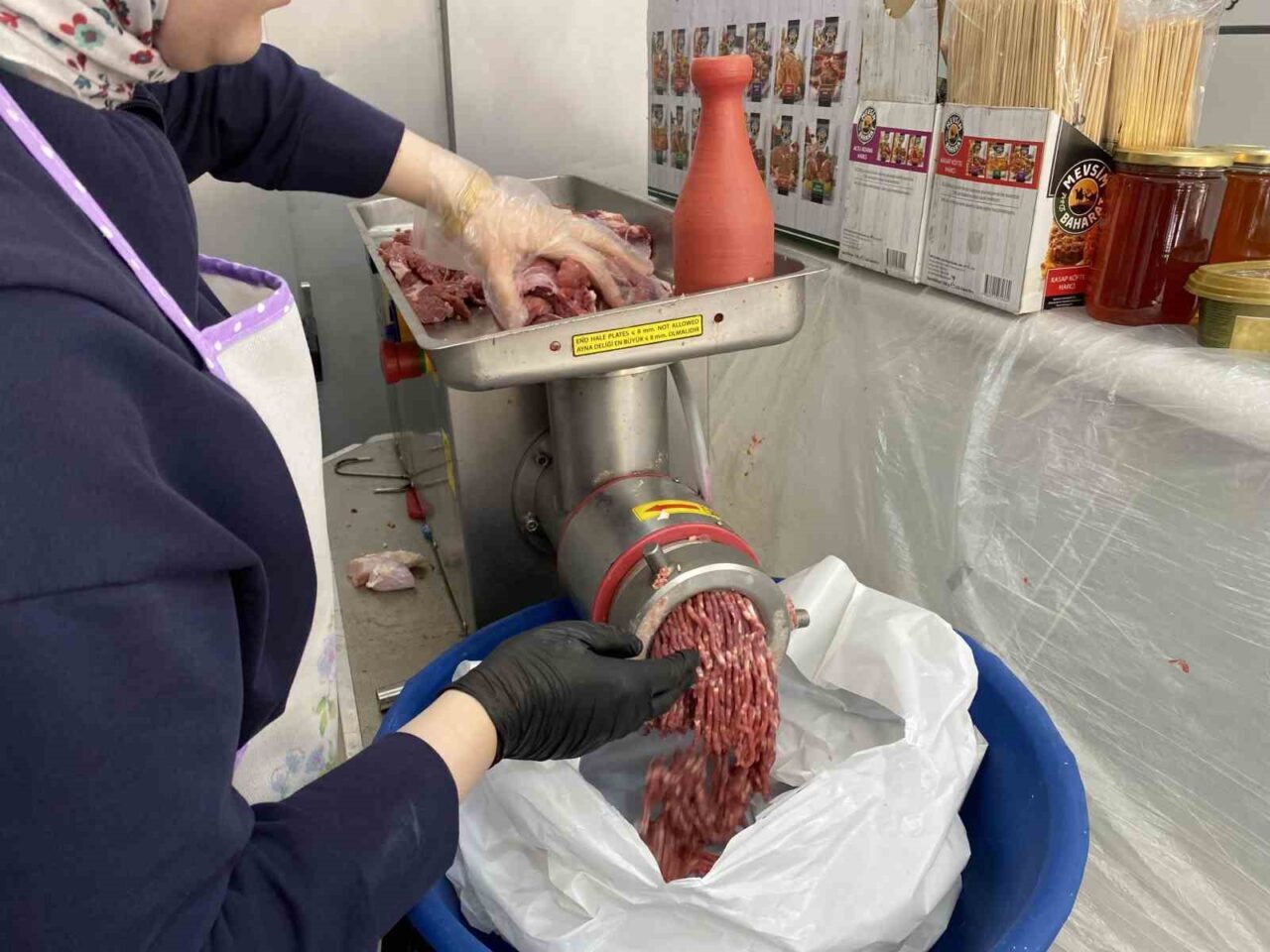 Eskişehir’de kasaplık yapan Kadir Şen, kurban etlerinden kıyma çektirilirken kasap