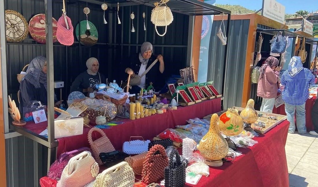 Afyonkarahisar Halk Eğitim Merkezi kursiyerleri tarafından üretilen el emeği göz