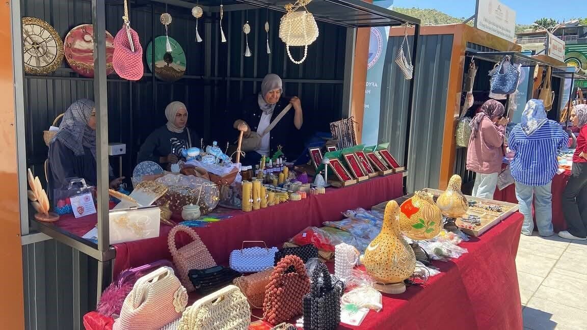 Afyonkarahisar Halk Eğitim Merkezi kursiyerleri tarafından üretilen el emeği göz