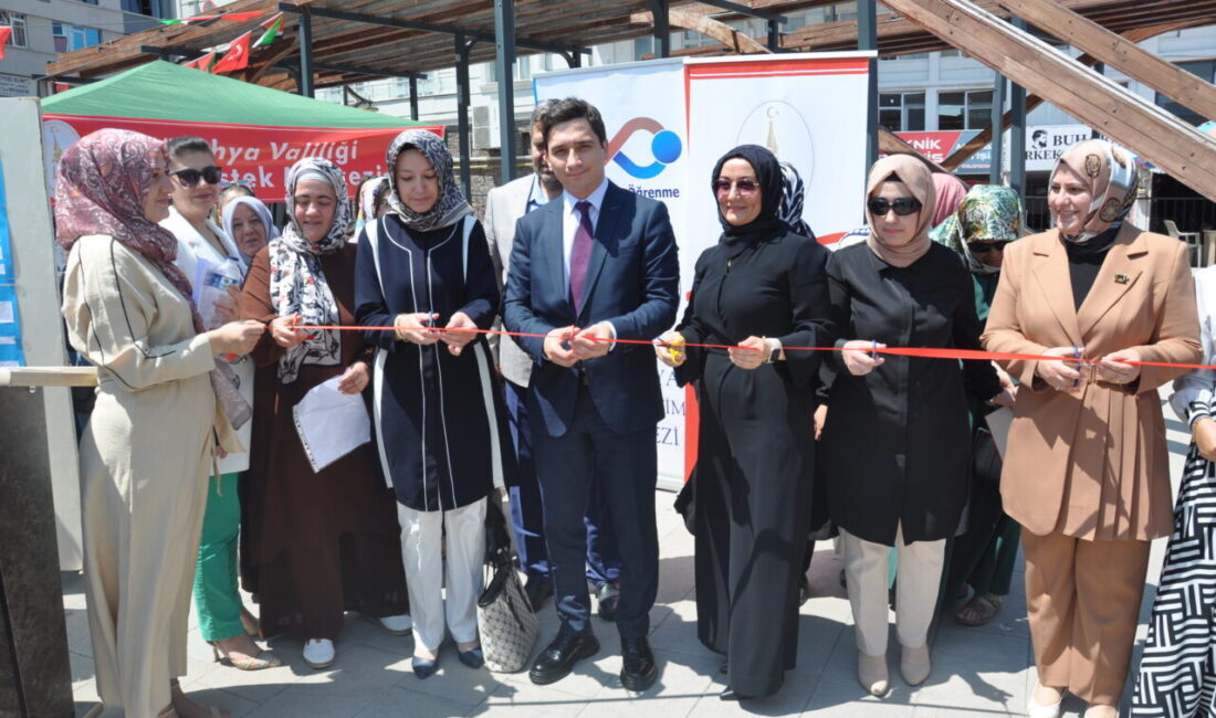 Kütahya’da Aile Destek Merkezi (ADEM) kursiyerlerinin sergisi açıldı. Kütahya Sosyal
