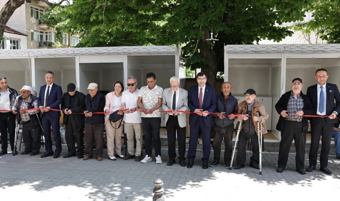 Kütahya Belediyesi tarafından ayakkabı boyacılarının daha sağlıklı ve güvenli şartlarda