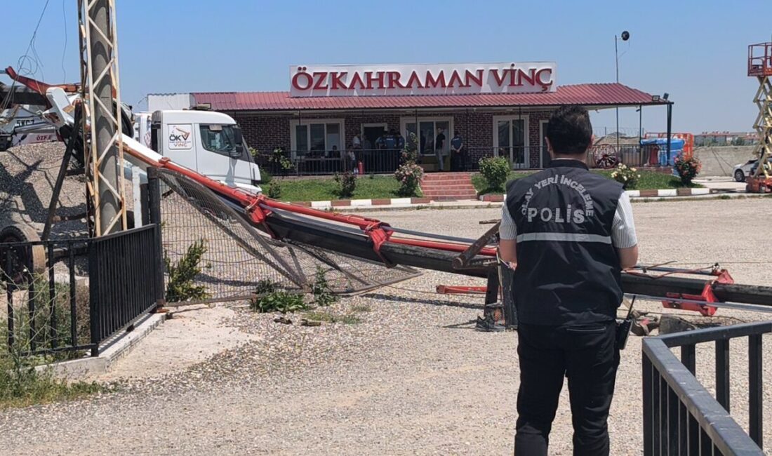  Kütahya'da, devrilen vinçten düşen 2 kişi yaralandı.