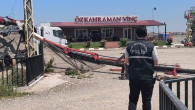  Kütahya'da, devrilen vinçten düşen 2 kişi yaralandı.