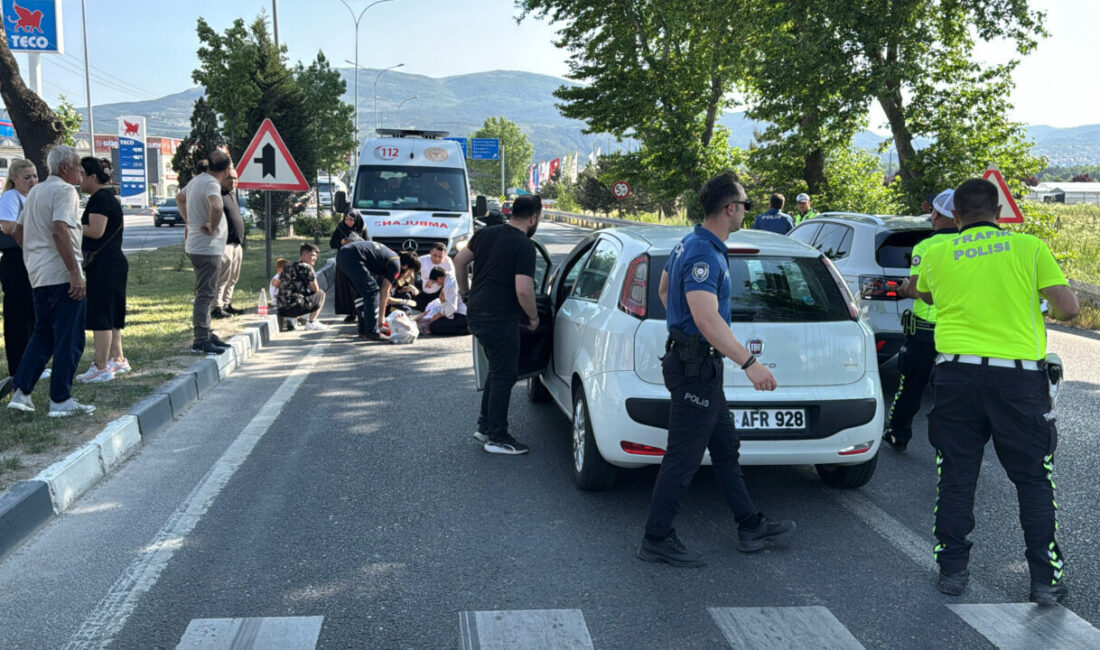  Kütahya’da yaya geçidinde otomobilin çarptığı iki kız kardeş yaralandı.