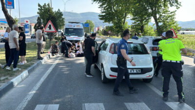  Kütahya’da yaya geçidinde otomobilin çarptığı iki kız kardeş yaralandı.