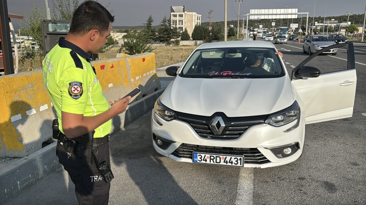  Kütahya'da usulsüz çakar lamba kullanan aracın sürücüsüne ve sahibine toplamda